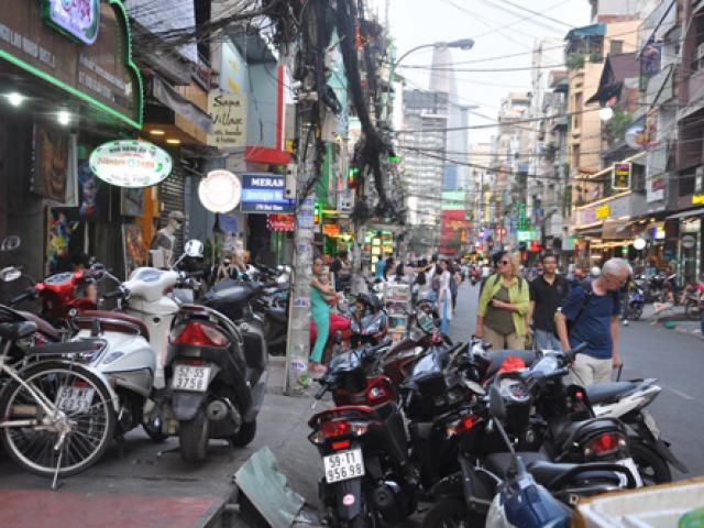 Tin tức trong ngày - "Cuộc chiến" giành lại vỉa hè ở quận 1: Phố Tây "bất khả xâm phạm"?