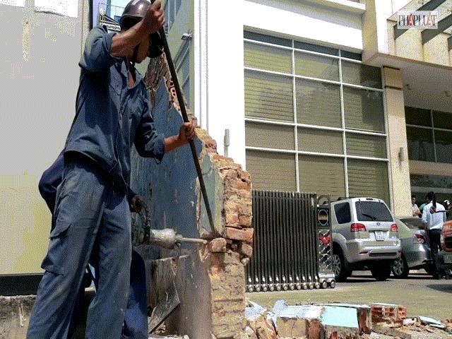 Tin tức trong ngày - Clip: Quận 1 phá bỏ các công trình lấn chiếm vỉa hè