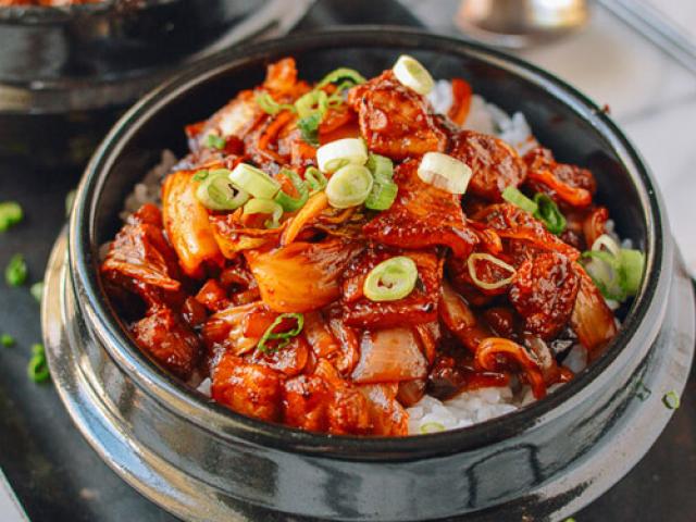 Ẩm thực - Thịt lợn xào kim chi đưa cơm ngày trở gió