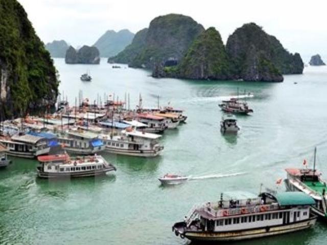 Tin tức trong ngày - Tàu du lịch chở 47 khách bị bục nước trên vịnh Hạ Long