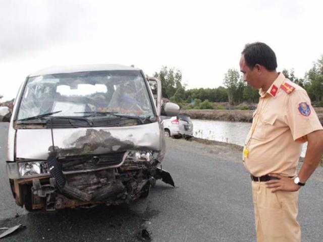 Tin tức trong ngày - 2 ô tô va chạm kịch liệt, hàng chục người bất tỉnh