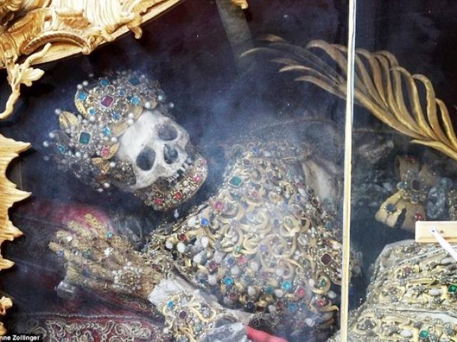 Thế giới - Bộ xương nạm ngọc lấp lánh trong tu viện 700 năm ở Đức