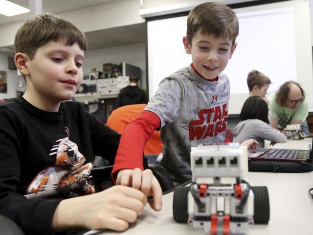 Giáo dục - du học - Học sinh tiểu học thích thú với lớp học "Chiến tranh giữa các vì sao"