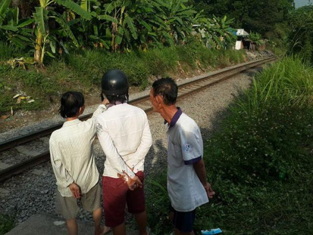 Tin tức trong ngày - Xe máy cùng 2 thanh niên biến dạng dưới bánh tàu hỏa