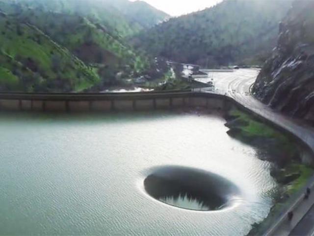 Thế giới - Giải mã hiện tượng "cổng thế giới thứ 2" trong hồ ở Mỹ