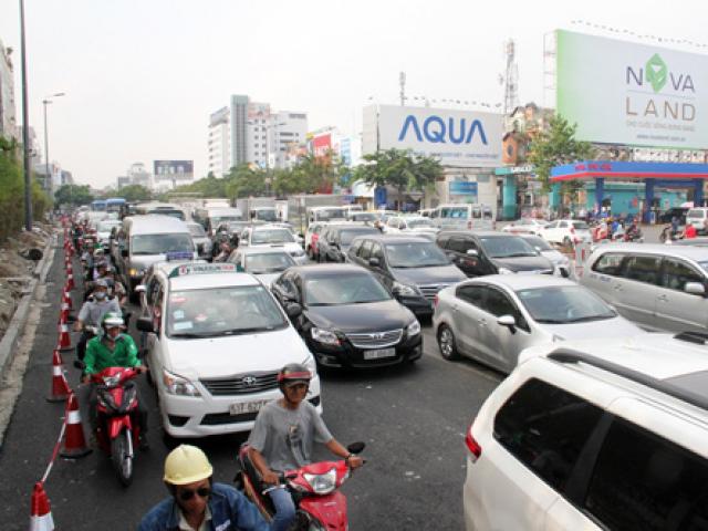 Làm cầu giải cứu sân bay Tân Sơn Nhất, kẹt xe từ sáng đến trưa