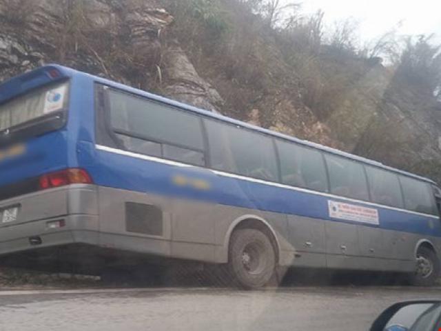 Tin tức trong ngày - Xe khách chở học sinh gặp tai nạn, 1 người chết