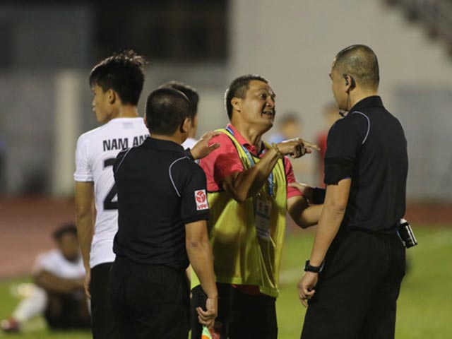 Bóng đá - Trọng tài “hết thuốc chữa” ?!