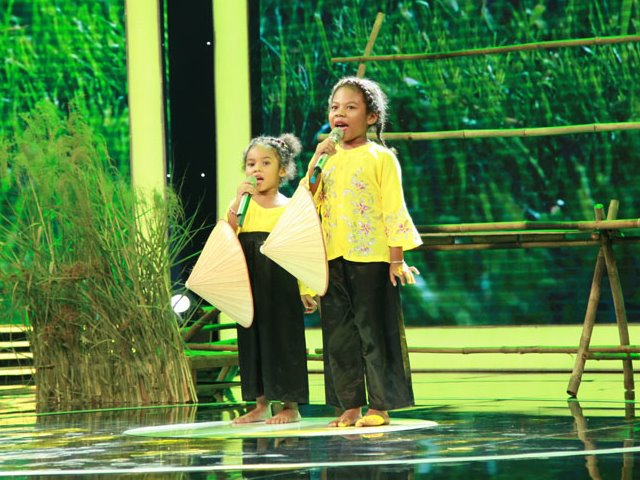 Ca nhạc - MTV - Cặp chị em người Nigeria hát dân ca Việt quá "ngọt"