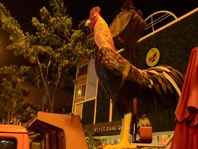 Tin tức trong ngày - Phó Chủ tịch quận 1 chỉ đạo cẩu gà trống "khủng" giữa đêm