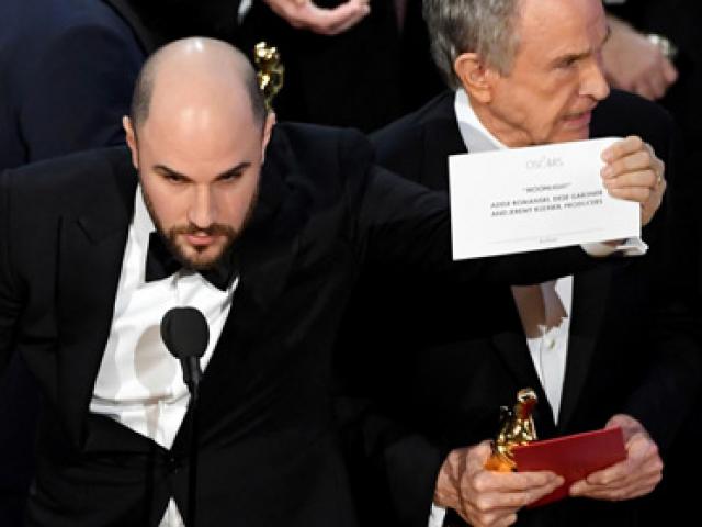 Phim - Khoảnh khắc xấu hổ nhất trong lịch sử 90 năm của Oscar