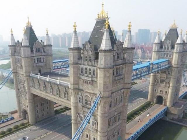 Thành phố TQ làm nhái y hệt cầu cảng nổi tiếng tại Anh