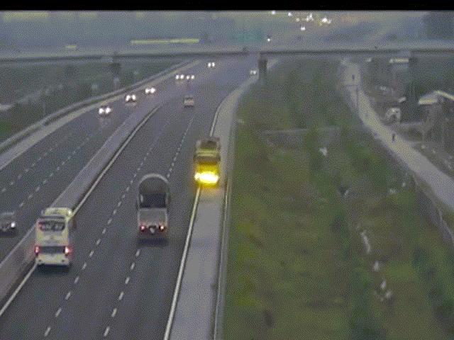 Tin tức trong ngày - Hoảng hồn xe tải phóng ngược chiều hơn 3km trên cao tốc