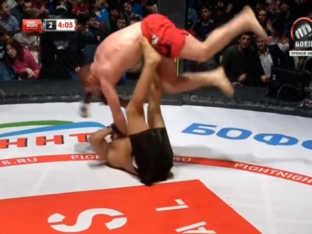 Thể thao - MMA: Ra đòn "kẹp bánh mỳ" khiến đối thủ khóc thét