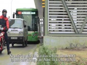 Tin tức trong ngày - Clip: Xe máy ồ ạt tạt đầu buýt nhanh BRT để qua đường