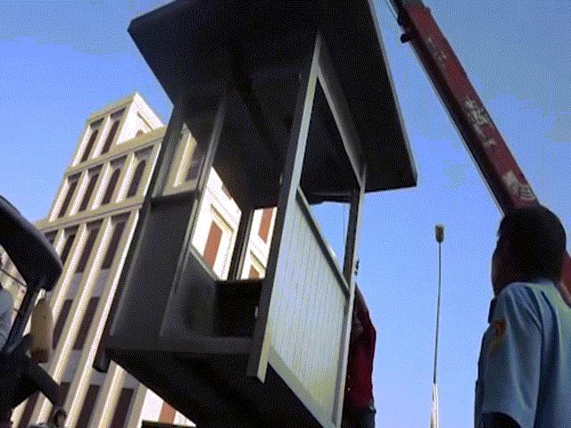 Tin tức trong ngày - Quận 1 cắt rào xích, "bứng" vọng gác công an trên vỉa hè