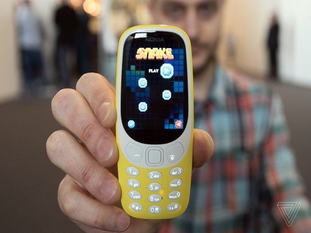 Chơi thử game ”Rắn săn mồi” trên điện thoại Nokia 3310