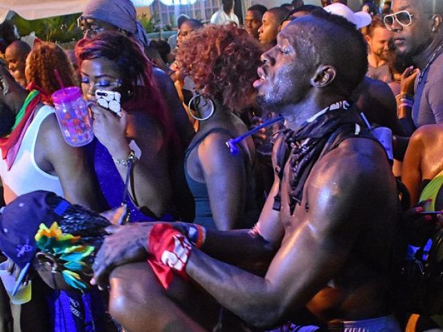 Thể thao - Tròn mắt: Usain Bolt tư thế "lạ" với hàng tá chân dài
