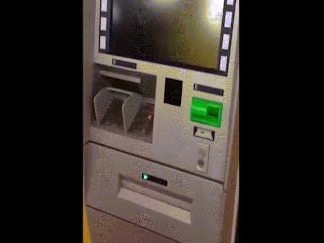 Chuyện lạ ở HN: Ra cây rút tiền, ATM nhả tờ giấy in chữ 500 nghìn đồng