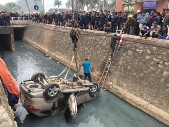 Tin tức trong ngày - Người phụ nữ kẹt trong ô tô lật ngửa dưới mương thối
