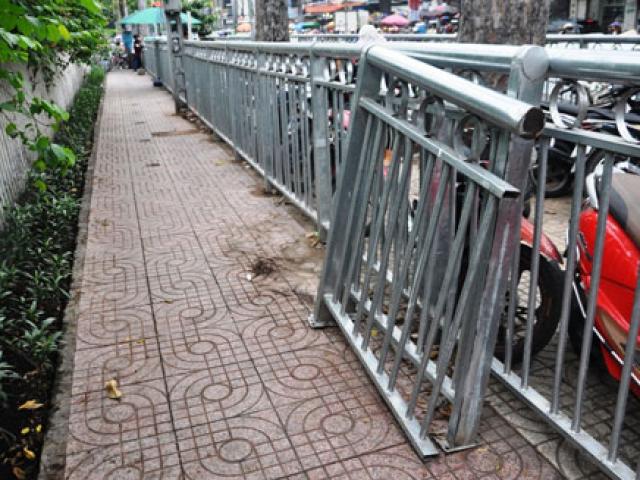Tin tức trong ngày - Cấp tốc cắt bỏ rào chắn vỉa hè như chuồng thú ở SG