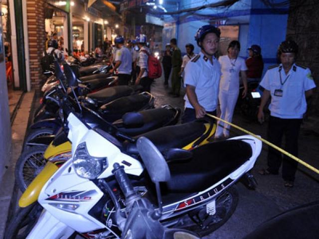 Tin tức trong ngày - Hẻm biến thành bãi giữ xe, người bệnh được cõng ra đường đi cấp cứu