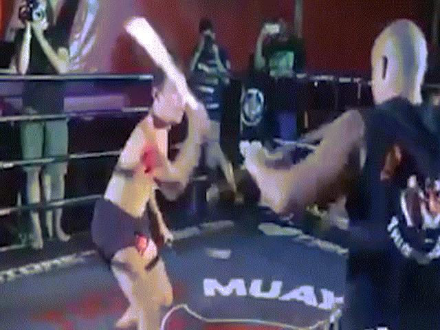 Thể thao - Võ lạ Thái Lan: 2 tay 2 kiếm giao đấu "tóe lửa"