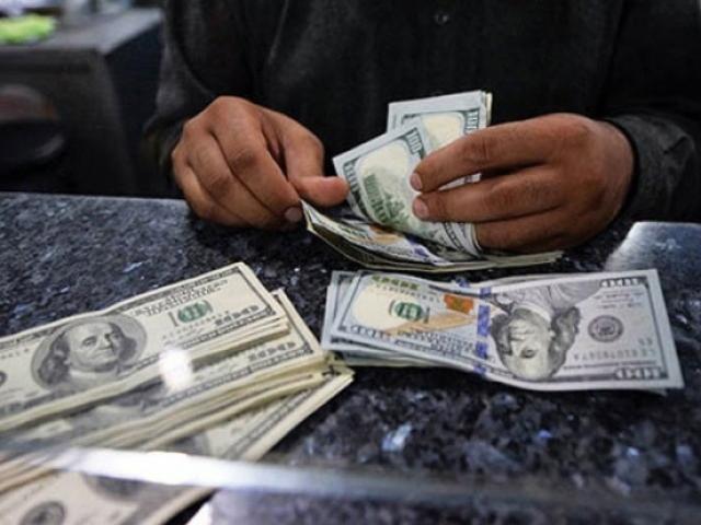 Kinh doanh - Giá USD tăng vọt sáng nay, tiến đến sát trần