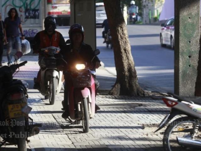 Thế giới - Thành phố nước ngoài có vỉa hè "loạn" không khác ở HN