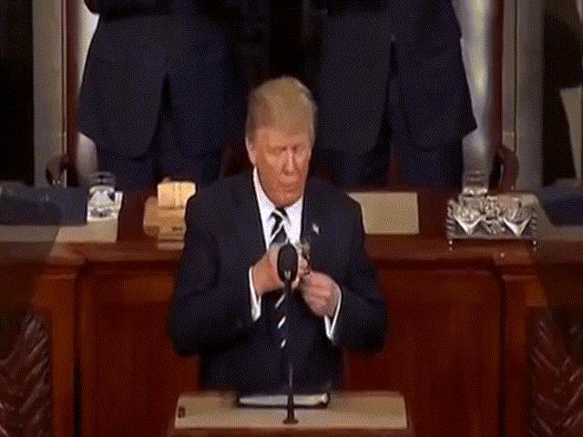 Thế giới - Dân mạng “soi” cách cầm cốc uống nước của Trump