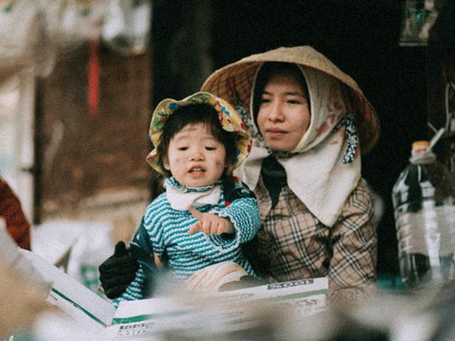 Bạn trẻ - Cuộc sống - Sự thật về bộ ảnh "Mẹ con đồng nát" khiến ngàn người rung động
