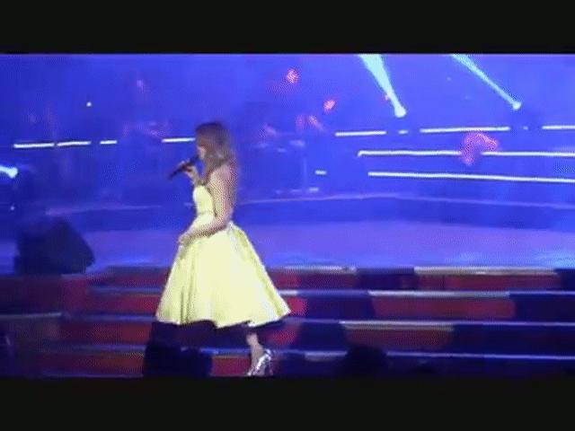 Ca nhạc - MTV - Khán giả "cười rần" khi Mỹ Tâm suýt ngã