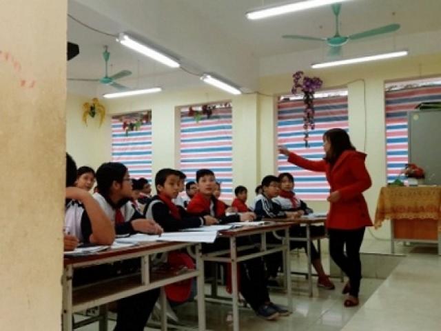 Hà Nội: Lớp học “phải che bạt để tránh rét” được lắp cửa