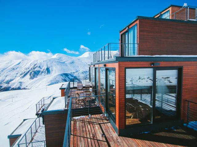 Tài chính - Bất động sản - "Đã mắt" ngắm khách sạn container siêu sang trên núi tuyết