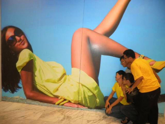 Tranh vui - Lạ lùng với hành động "khó đỡ" của con người