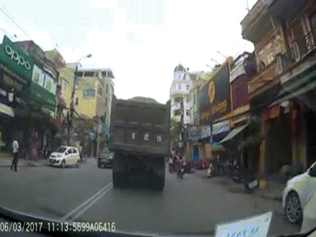 Tin tức trong ngày - Đứng tim khoảnh khắc bé gái ngã ra đường, suýt bị xe tải cán chết