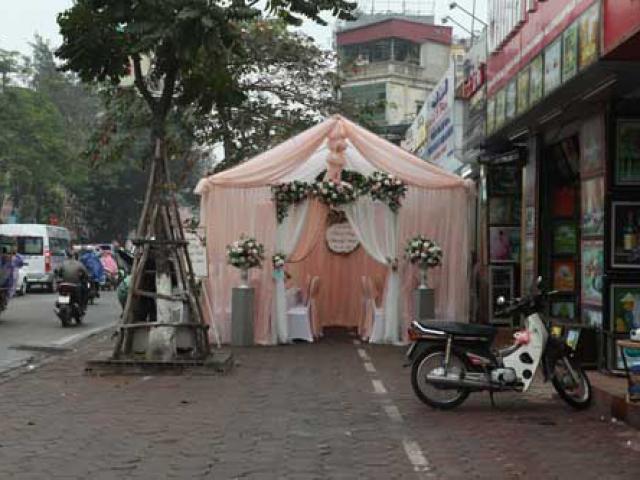 Tin tức trong ngày - Rạp đám cưới chiếm trọn vỉa hè, "đẩy" người đi bộ xuống lòng đường