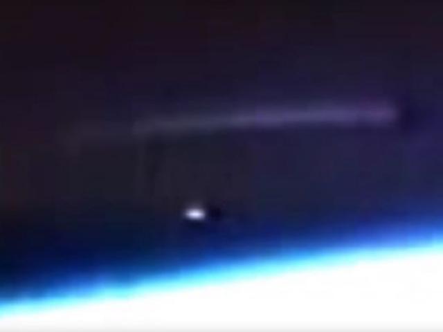Thế giới - Video: NASA che giấu phi thuyền khổng lồ gần trạm vũ trụ?