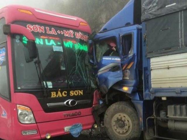 Tin tức trong ngày - Xe khách chở 20 người đấu đầu xe tải trong sương mù