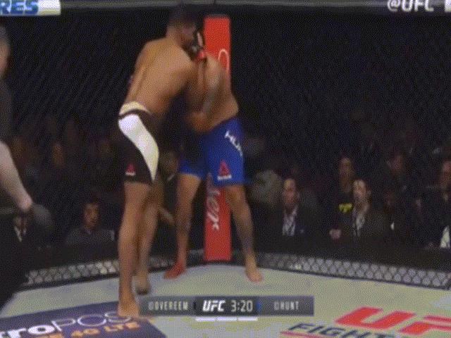 Thể thao - UFC: Bị "Tào Tháo đuổi" vẫn hạ knock-out đối thủ