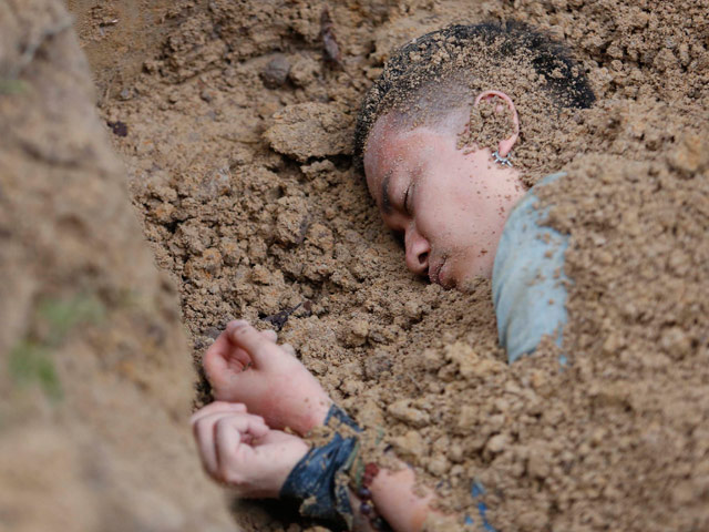 Phim - Lương Mạnh Hải rùng mình nhớ lại cảnh bị chôn sống