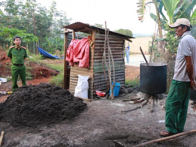 Thị trường - Tiêu dùng - Bắt quả tang cơ sở trộn phẩm màu vào tiêu