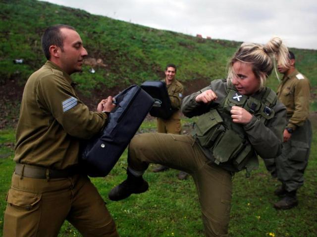 Thế giới - Nữ binh Israel tóc vàng đấu tay đôi với nam đồng nghiệp