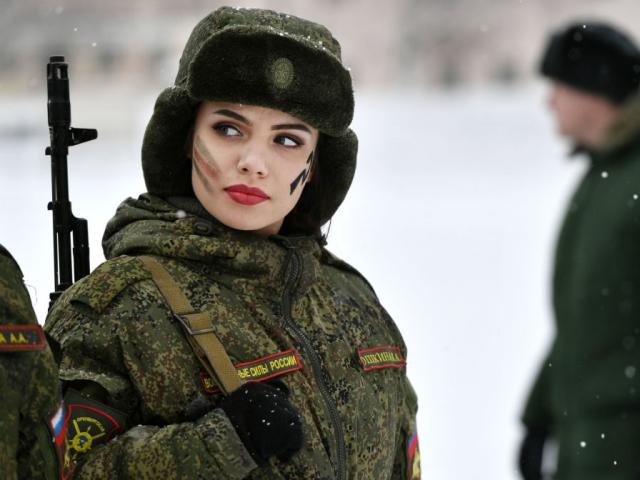 Ngắm những bóng hồng đẹp nhất trong quân đội Nga