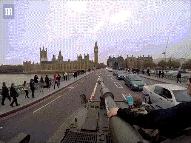 Thế giới - Dân Anh "há mồm" khi thấy xe tăng lượn quanh thủ đô