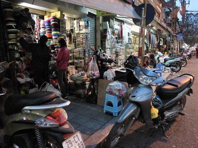 Tin tức trong ngày - Vỉa hè Hà Nội vẫn ngổn ngang trước “giờ G”