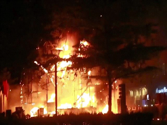 Tin tức trong ngày - TP.HCM: Khói lửa ngùn ngụt trước trung tâm thương mại SC Vivo City