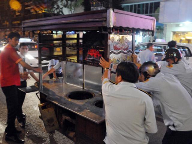 Tin tức trong ngày - Nửa đêm, ông Đoàn Ngọc Hải "đốc quân" dẹp xe hủ tíu chiếm vỉa hè