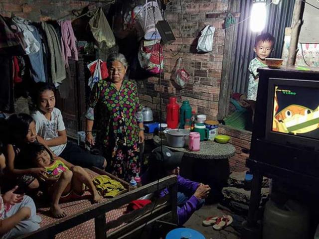 Tin tức trong ngày - Gia đình 17 người nghèo xơ xác bên dòng kênh đen