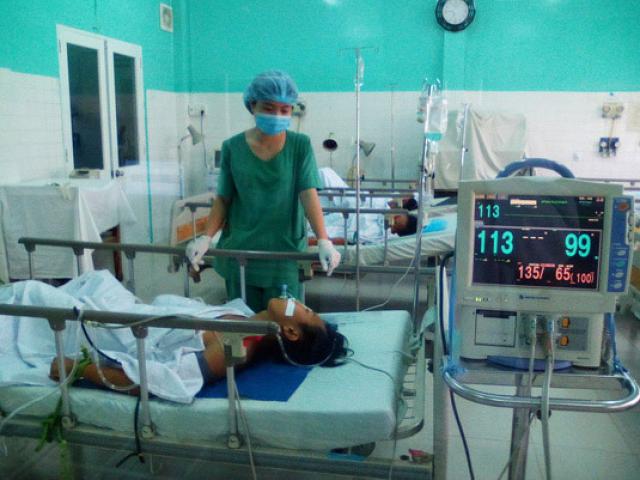 Pháp luật - Ngồi ăn kem, nam thanh niên bất ngờ bị đâm thấu bụng